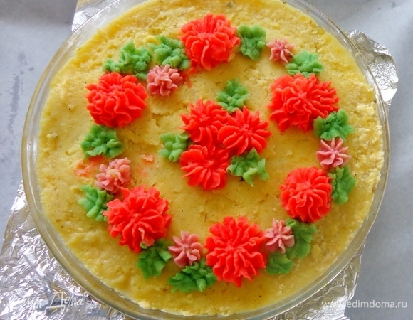 Украсить сверху разноцветным пюре по своему вкусу и опять отправить в духовку минут на 15–20, чтобы пюре укрепилось.
