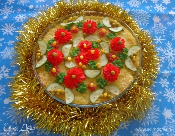 Готовое блюдо немного остудить и придать ему дополнительный шарм с помощью огурчика, кукурузы и горошка.