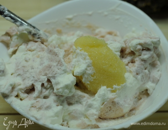 Перемешиваем сливки, рыбу и икру. Нежный вкус мусса и хрустящие икринки!
