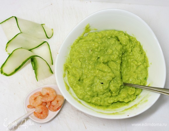 Чтобы фрукты не окислились добавить к ним 1 ч. л. сока лимона. Непередаваемый вкус свежести! Из остатка огурца овощечисткой нарезать тонкие пластины.