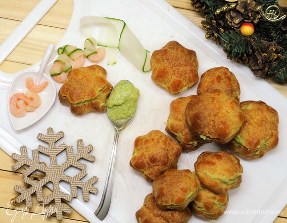 Заполняем профитроли нежнейшим кремом. Обматываем креветки слайсами огурца. Переходим к украшениям профитролей.