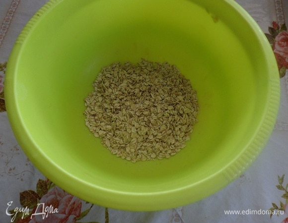 Подготавливаем продукты (стакан — 250 мл). Включаем духовку. В чашку отмеряем необходимое количество овсяных хлопьев.<br />
 