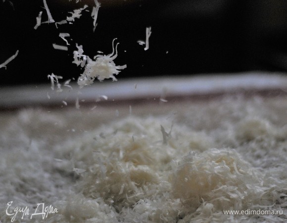 Для профитролей с индейкой натираем сыр. Верхушку смазываем остатками мусса. Посыпаем сыром.