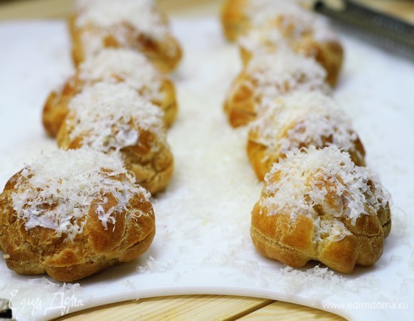 Белая начинка — белая макушка из сыра, как белые снежинки.