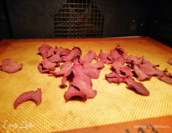 Для профитролей с красной рыбой предварительно высушиваем в духовке на 90°C в течении нескольких часов свеклу, тонко нарезанную. Перемолоть в кофемолке.