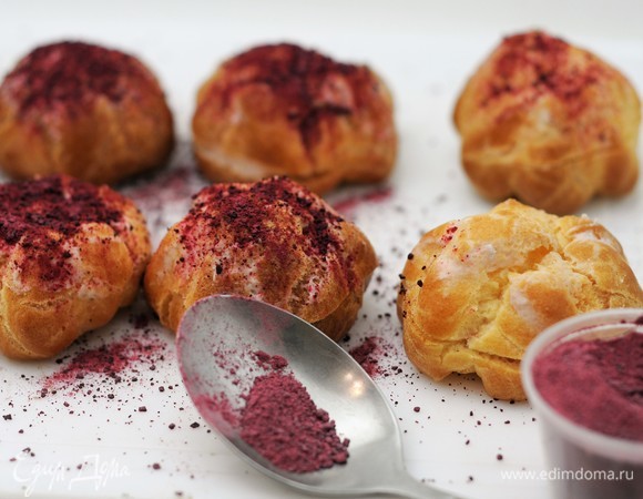 Многие на новый год готовят гравласк из семги и свеклы. Отличное сочетание по вкусу и цвету. Смазываем шапочки профитролей остатками мусса и посыпаем свекольной пудрой.