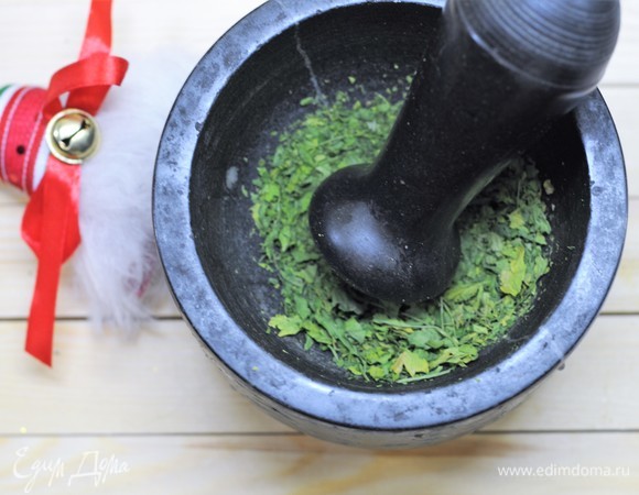 Для профитролей с зелеными овощами делаем зеленую посыпку из трав. Я покупаю большой пучок зелени (петрушка или укроп), промываю, сушу на салфетке, все, что не пошло в салат кладу на радиатор и через 2–3 дня получаю полностью сухие веточки. Осталось только снять листики с палочек и легко перемолоть в ступке.