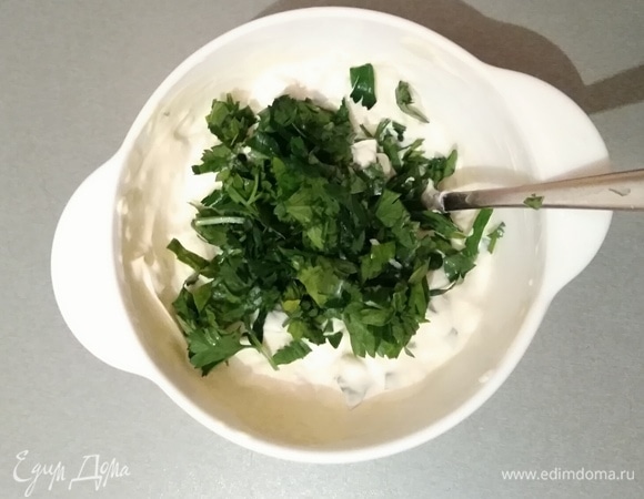 Майонез смешать с творожным сыром, чесноком и рубленой зеленью петрушки.