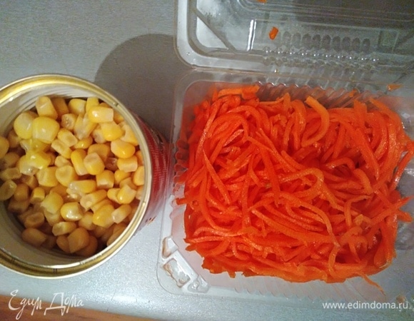 С кукурузы слить жидкость, подготовить морковь.