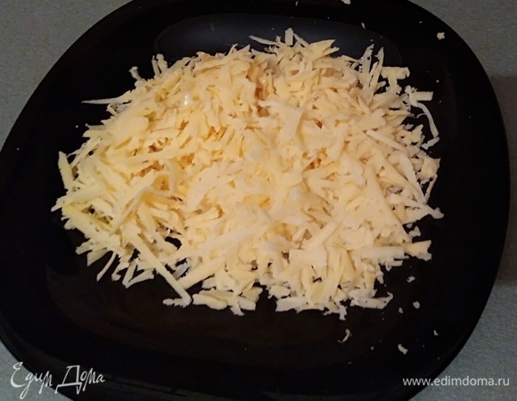 Сыр натереть на крупной терке.