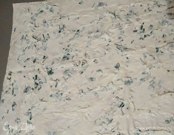 Пласт лаваша смазать чесночным майонезом.