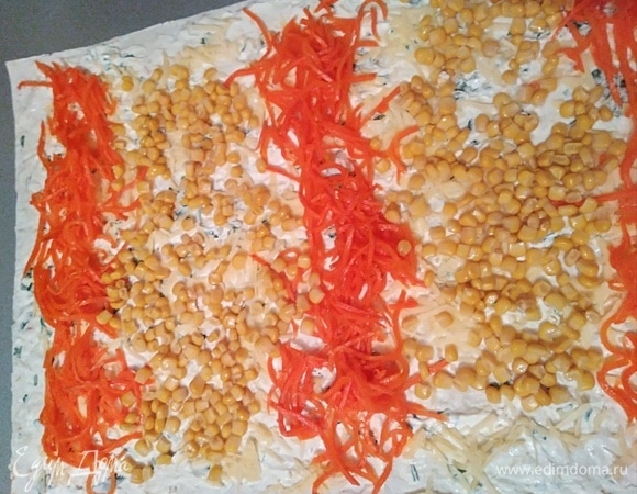 Распределить корейскую морковь и кукурузу.