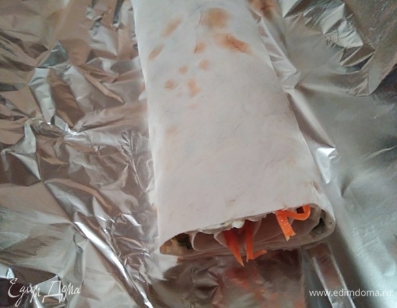 Свернуть в рулет. Завернуть в фольгу и убрать в холодильник на 1–2 часа.