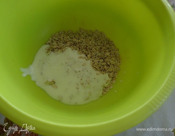 Добавляем в чашку кефир.