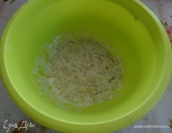 Перемешиваем и оставляем на 1–2 минуты.