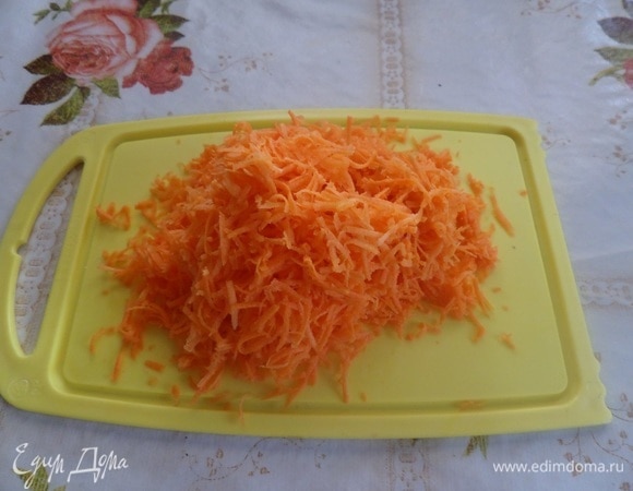 Очищаем морковь и натираем на мелкой терке.
