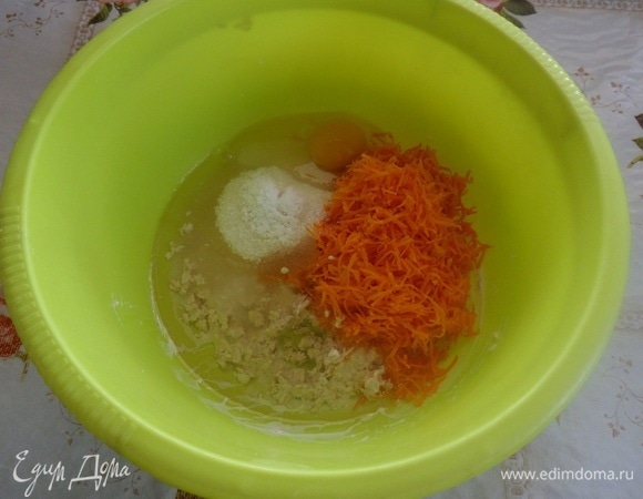 В чашку добавляем соль, сахар, ванилин, морковь, яйцо и растительное масло.