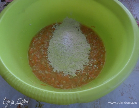 В чашку просеиваем муку и соду.