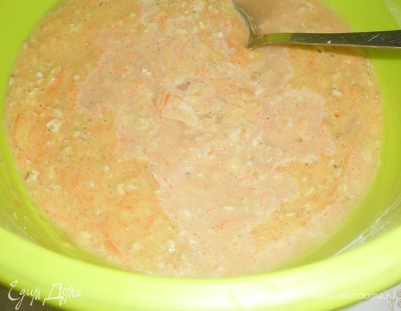 Добавляем 6% яблочный уксус. Перемешиваем тесто.