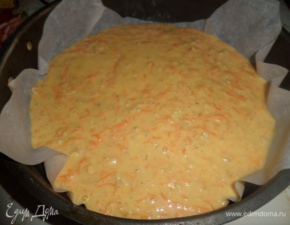 Выкладываем тесто в форму, застеленную пергаментом. Помещаем форму с тестом в разогретую духовку.