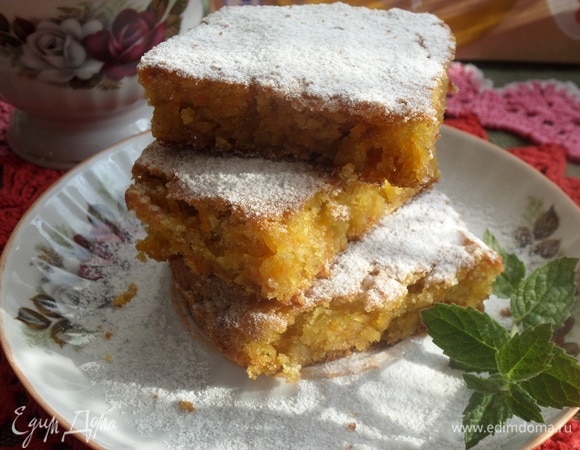 Подаем пирог, порезав на кусочки и посыпав сахарной пудрой.