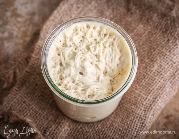 Выпечка хлеба на закваске — это долгий процесс, который необходимо планировать заранее, так как к моменту замеса теста у вас должно быть определенное количество готовой закваски. Я ставлю закваску ночью, к утру она хорошо поднимается, и я приступаю к выпечке хлеба. Если вы печете в первый раз, то накануне для получения 150 г закваски смешайте 20 г закваски с 70 г пшеничной муки и 70 г воды комнатной температуры. Прикройте крышкой и оставьте подниматься. На выходе у вас получится 160 г закваски, из которой отделите 150 г для выпечки хлеба, а оставшиеся 10 г смешайте с мукой и водой (по 30 г каждого) и оставьте подниматься дальше для поддержания закваски.