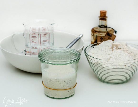 Подготовьте заранее все ингредиенты: отмерьте нужное количество муки, воды, соли и закваски. Я иногда добавляю в такой хлеб пекмез, но это необязательно.