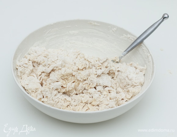 В широкой миске смешайте воду комнатной температуры и закваску, затем добавьте муку (пшеничную и ржаную) и дрожжи.