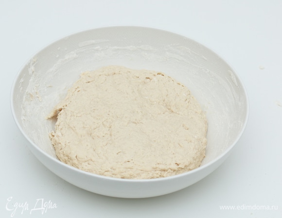 Тщательно перемешайте полученную смесь, чтобы получилась однородная масса и слегка вымесите до получения обычного грубого теста. Накройте миску пленкой и оставьте минут на 20–30 для автолиза.