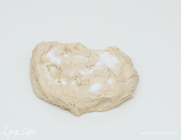 Через 20 минут тесто станет более пластичным и податливым, добавьте всю соль и приступайте к замесу.