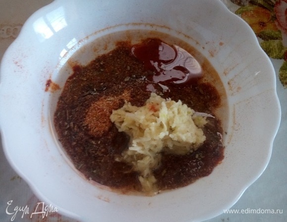 В чашку выкладываем соль, ароматные специи (молотая зира, куркума, чабер, кориандр, паприка), растительное масло, измельченный чеснок. Добавляем соус табаско.