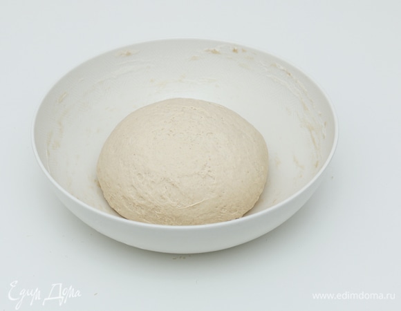 Можно месить в кухонной машине, можно руками. У меня на ручной замес уходит около 15 минут, пока тесто не станет очень гладким, иногда я делаю тест на глютеновое окно. Округлите тесто и уложите в смазанную растительным маслом миску, накройте пленкой/пакетом и уберите в теплое место, чтобы тесто подошло.