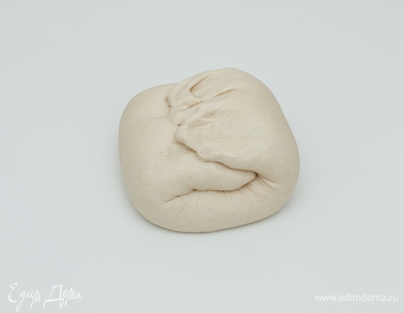 При этом через каждый час необходимо делать обминку, выложить тесто на стол, слегка придавить, придав прямоугольную форму, затем сложить каждую сторону к середине. Всего необходимо сделать две обминки.