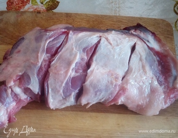 На бараньих лопатках делаем надрезы.