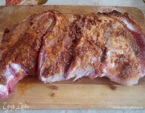 Приготовленной смесью обмазываем бараньи лопатки.