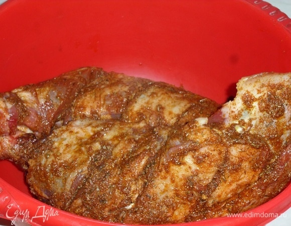 Выкладываем бараньи лопатки в большую чашку. Накрываем крышкой и оставляем на 1 час в прохладном месте.