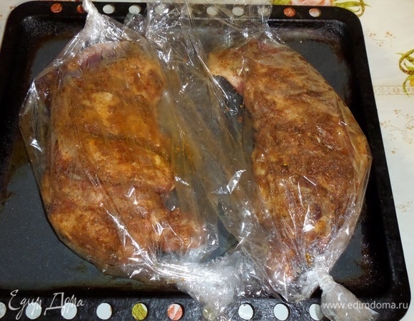 Через 1 час каждую баранью лопатку помещаем в пакет для запекания. Противень с мясом помещаем в духовку.