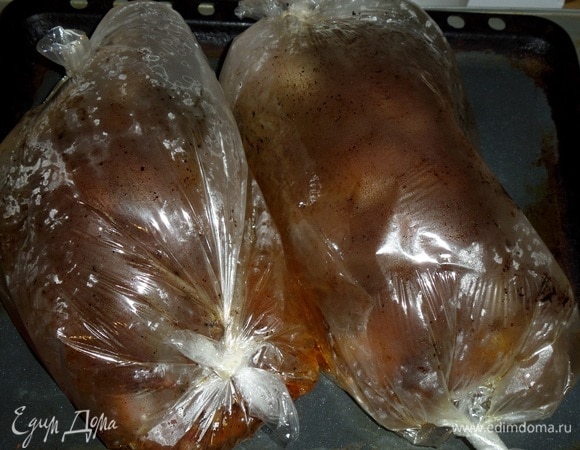 Запекаем 1 час при 120–130°C, затем 40–45 минут при 180°C.