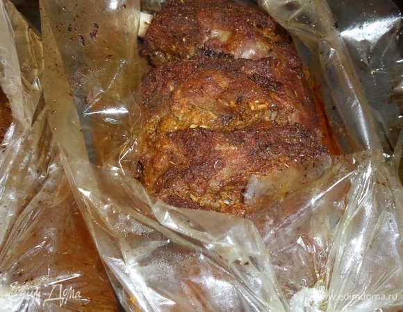 При желании можно вскрыть пакеты и подрумянить мясо еще в течении 5–10 минут.