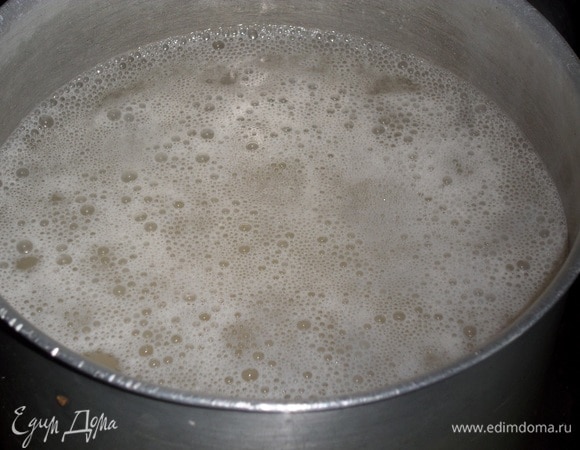 Подготавливаем продукты. Рыбу очищаем, промываем, нарезаем на куски. Промываем рис. Выкладываем рис в кастрюлю, добавляем воду и соль. Варим до готовности.