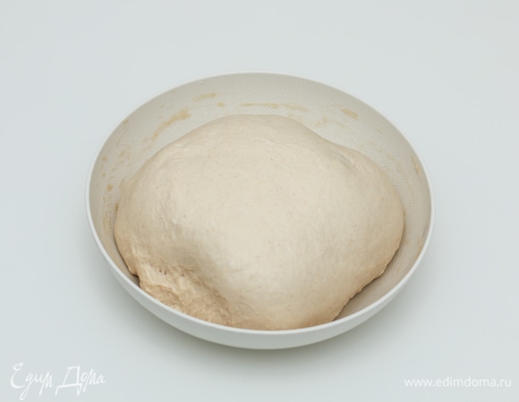 После второй обминки тесто необходимо снова убрать в теплое место еще на 30 минут — 1 час, чтобы оно подошло. После чего его следует вывалить на стол, хорошенько обмять, подкатать в шар и оставить еще на 20 минут.