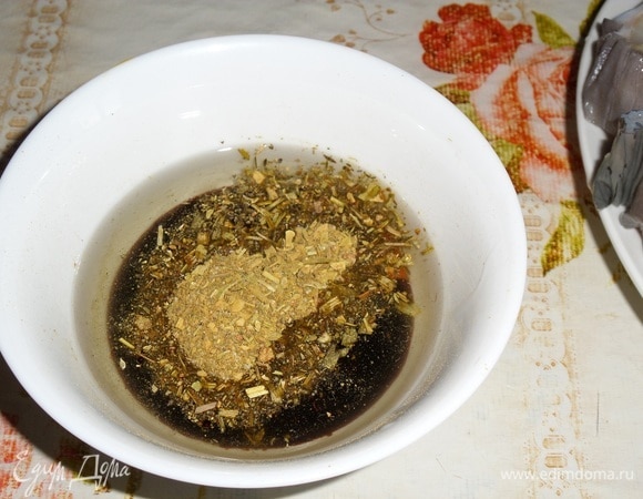 Готовим маринад для рыбы. В чашку выкладываем приправу для рыбы. Добавляем соевый соус и оливковое масло.