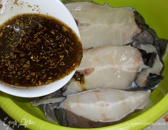 Куски рыбы выкладываем в глубокую чашку. Добавляем приготовленный маринад.