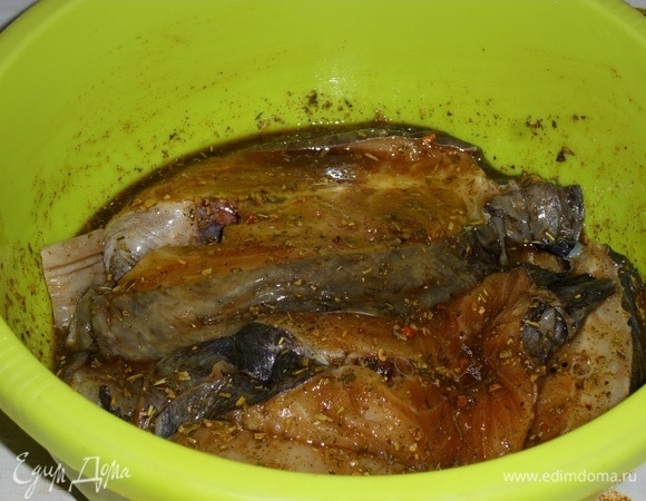 Хорошо перемешиваем, равномерно распределяя маринад. Оставляем на 1 час в прохладном месте.