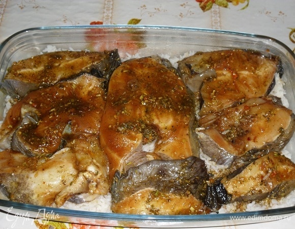 Поверх риса выкладываем куски замаринованной рыбы.