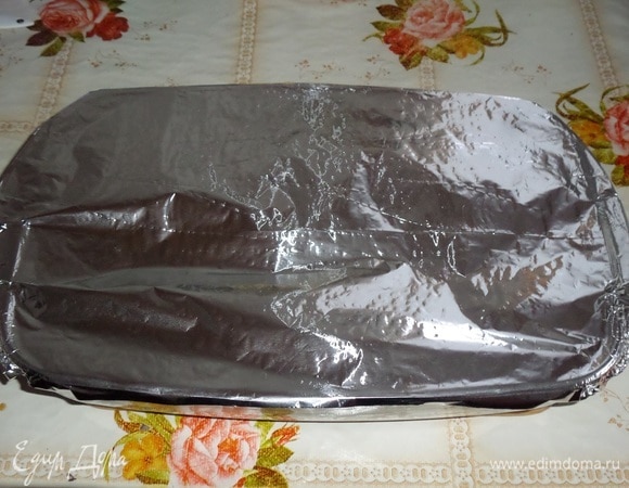 Закрываем форму с рисом и рыбой фольгой и помещаем в духовку. Запекаем 1 час при 180°C.