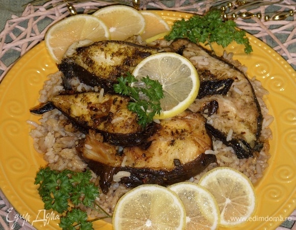 Подаем с лимоном и зеленью.