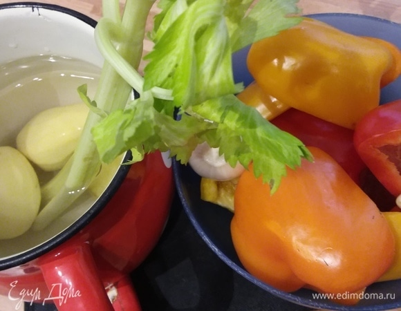 Подготовка продуктов. Овощи очистить и нарезать произвольно. Чем ярче цвета перцев, тем ярче цвет супа. Картофель понадобится крупный, 2 картофелины понадобятся позже.