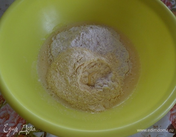 Затем добавляем растопленное остуженное сливочное масло, лимонный джем, разрыхлитель, пшеничную и кукурузную муку. Перемешиваем массу.