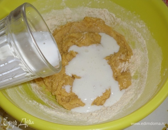 Затем добавляем кефир.